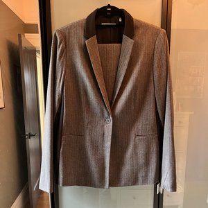 Tahari - 2-Piece pant suit